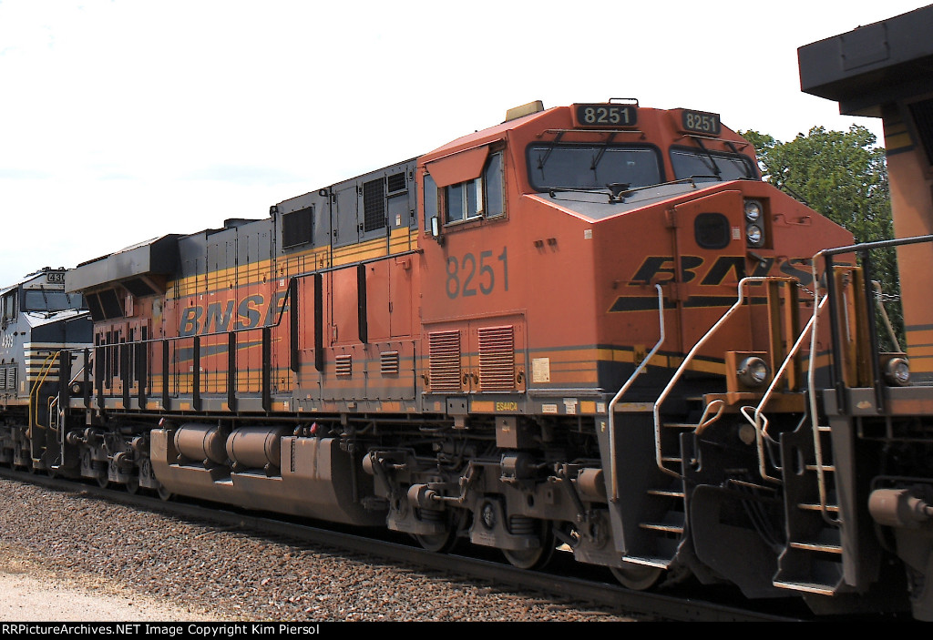 BNSF 8251